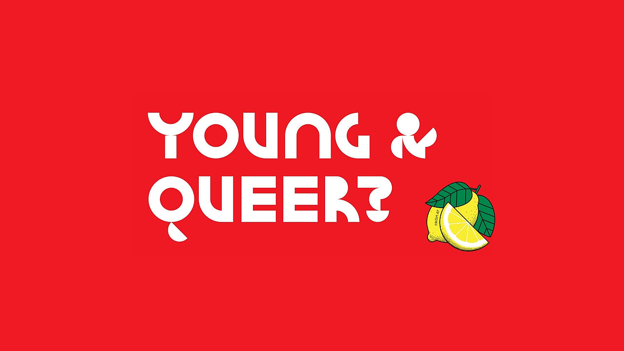 Weißer Schriftzug „Young & Queer?“ auf rotem Hintergrund, daneben eine gezeichnete Zitrone mit grünen Blättern und dem Schriftzug „Fresh.at"